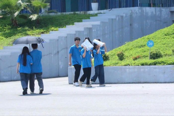 Hơn 300 thí sinh tại điểm thi THPT chuyên Tuyên Quang tthi lại kỳ thi tốt nghiệp THPT 202 6. Ảnh: Thanh Hùng