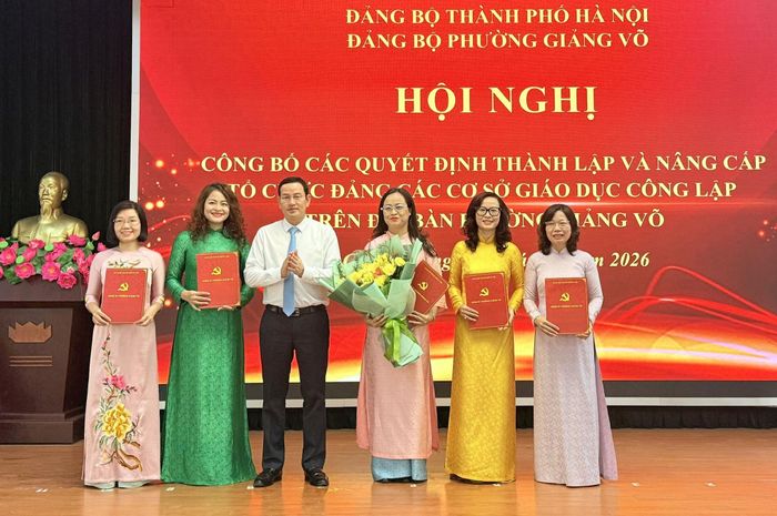 Phó Bí thư Đảng ủy, Chủ tịch UBND phường Giảng Võ Cồ Như Dũng trao quyết định thành lập Đảng bộ Trường Tiểu học Giảng Võ. Ảnh: TT
