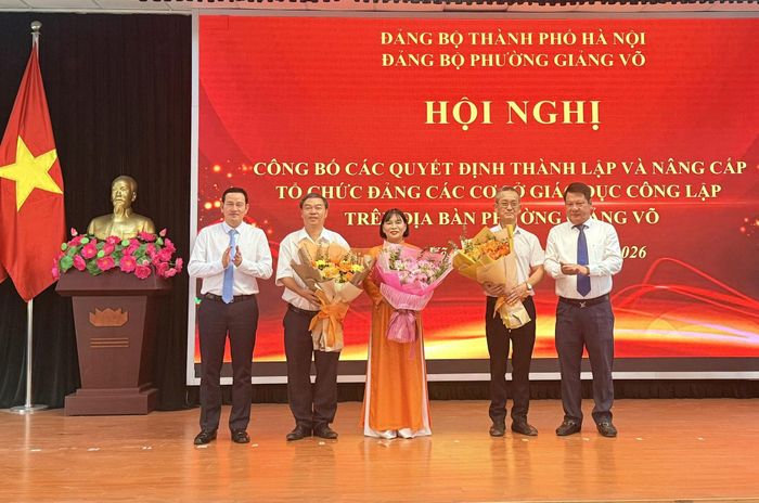 Lãnh đạo phường Giảng Võ tặng hoa các đồng chí Bí thư, Phó Bí thư Chi bộ trường học trước sắp xếp nghỉ công tác. Ảnh: TT
