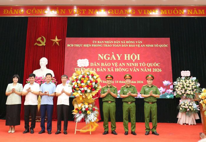 Lãnh đạo xã Hồng Vân chúc mừng Công an xã nhân ngày hội toàn dân bảo vệ an ninh Tổ quốc. Ảnh: Vũ Cường.