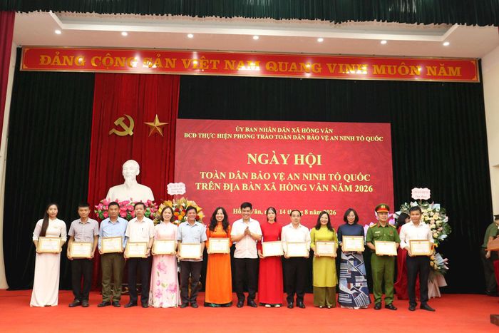 Chủ tịch UBND xã Hồng Vân Lê Tuấn Dũng trao thưởng cho các tập thể có thành tích trong phong trào toàn dân bảo vệ an ninh Tổ quốc. Ảnh: Vũ Cường.
