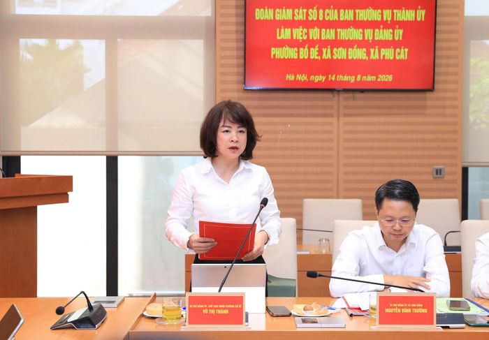 Bí thư Đảng ủy, Chủ tịch HĐND phường Vũ Thị Thành báo cáo tại buổi giám sát. Ảnh: MH