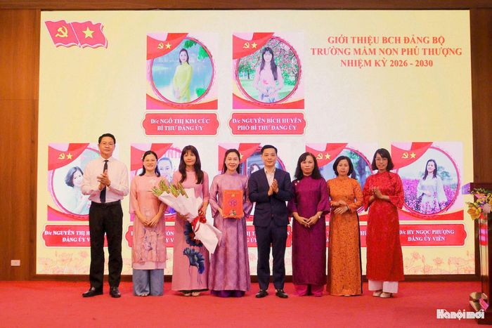 Lãnh đạo phường Phú Thượng trao quyết định, tặng hoa chúc mừng Đảng bộ Trường Mầm non Phú Thượng. Ảnh: Hữu Vượng