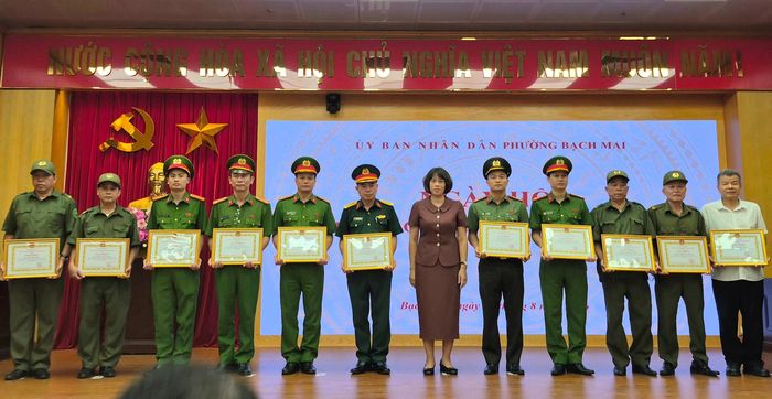 Phó Bí thư Thường trực Đảng ủy phường Bạch Mai Nguyễn Ngọc Phương và Phó Bí thư Đảng ủy, Chủ tịch UBND phường Bạch Mai Nguyễn Thị Thu Hiền trao Giấy khen tặng các tập thể, cá nhân. Ảnh: PV