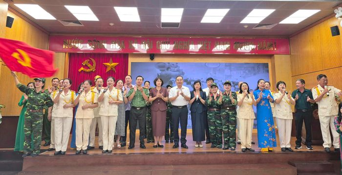 Các đại biểu, cán bộ, nhân dân phường Bạch Mai chung vui trong tiết mục văn nghệ đặc sắc tại chương trình. Ảnh: PV