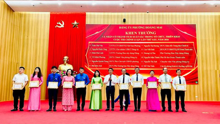 Phó Bí thư Thường trực Đảng ủy phường Hoàng Mai Nguyễn Công Hiệp trao Giấy khen cho các cá nhân có thành tích xuất sắc trong tổ chức, triển khai cuộc thi. Ảnh: Trần Oanh
