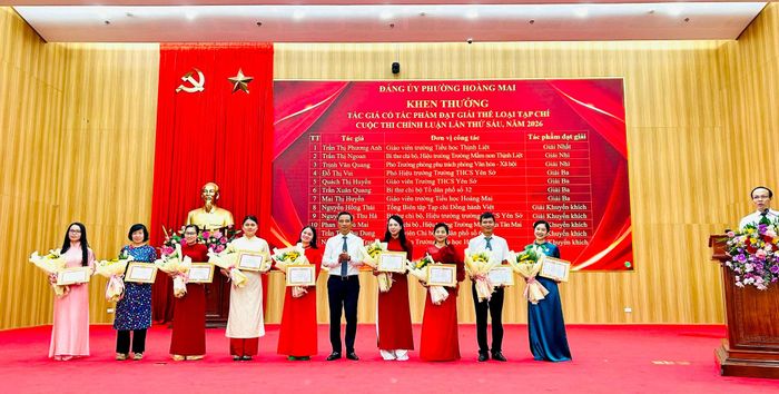 Bí thư Đảng ủy, Chủ tịch HĐND phường Hoàng Mai Nguyễn Xuân Linh trao giải cho các tác giả đạt giải ở thể loại tạp chí. Ảnh: Trần Oanh