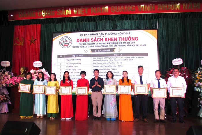 Lãnh đạo Đảng uỷ, UBND phường Hồng Hà trao khen thưởng cho các tập thể, cá nhân có thành tích trong năm học 2025-2026. Ảnh: PV