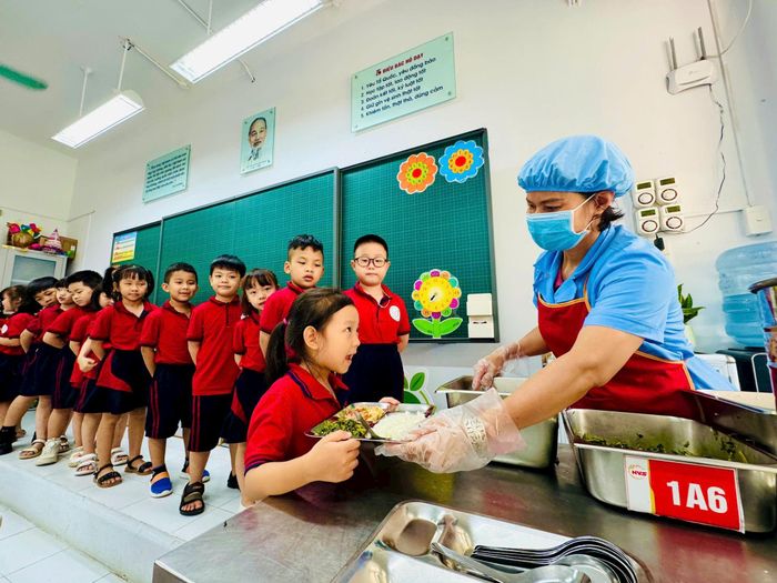 Bảo đảm bữa ăn an toàn và đủ dinh dưỡng là trách nhiệm của các địa phương, nhà trường.Ảnh: Lê Nguyễn