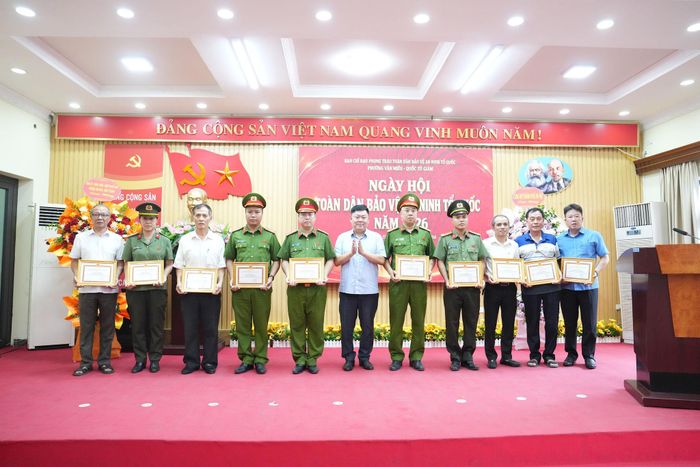 Lãnh đạo phường Văn Miếu - Quốc Tử Giám tặng giấy khen tới các cá nhân có thành tích xuất sắc trong phong trào toàn dân bảo vệ an ninh Tổ quốc. Ảnh: An Quyên