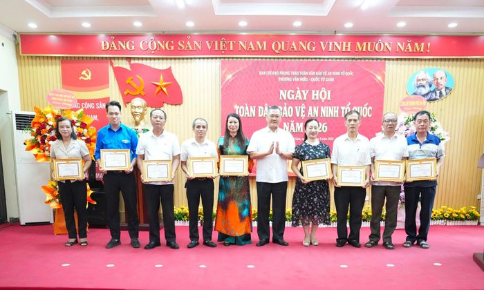 Lãnh đạo phường trao giấy khen của Chủ tịch UBND phường tới các tập thể xuất sắc. Ảnh: An Quyên