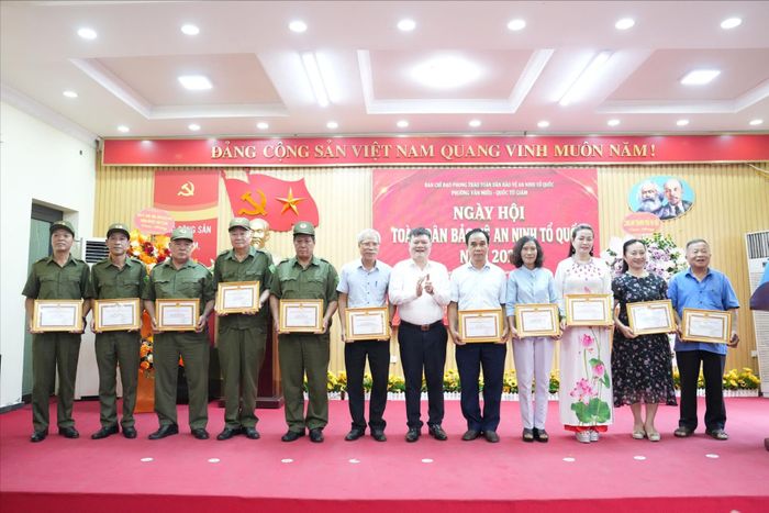 Dịp này, đã có 12 tập thể và 38 cá nhân xuất sắc được nhận Giấy khen của Chủ tịch UBND phường trong tham gia bảo vệ an ninh Tổ quốc. Ảnh: An Quyên
