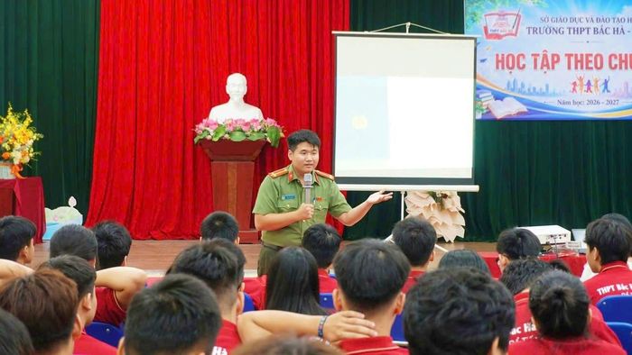 Cán bộ công an trực tiếp giao lưu, hướng dẫn học sinh nhận diện các nguy cơ và trang bị kỹ năng tự bảo vệ khi tham gia môi trường số. Ảnh PV