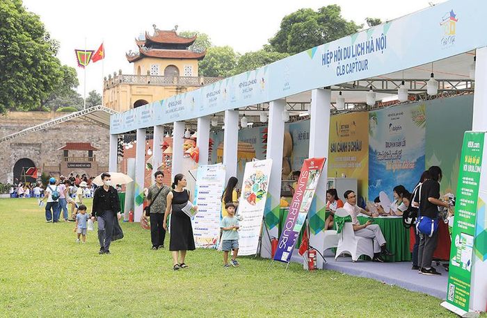 Lễ hội Du lịch Hà Nội tổ chức tại Khu di sản Hoàng thành Thăng Long thu hút du khách tham quan, trải nghiệm. Ảnh: Đỗ Tâm
