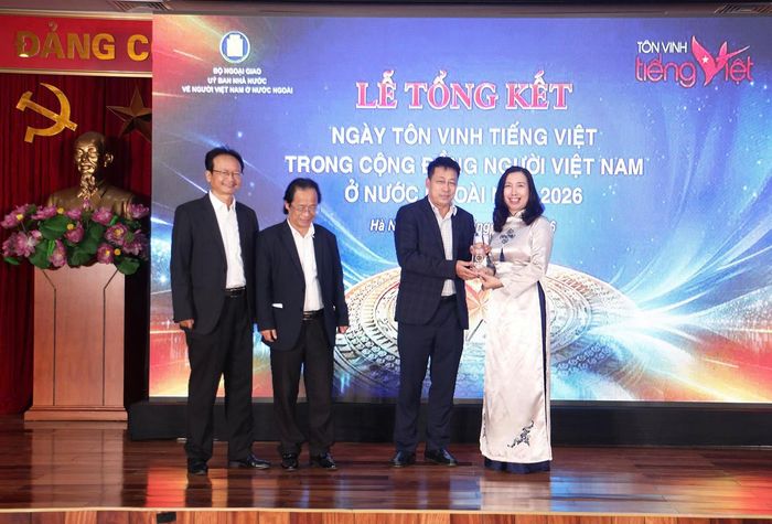 Ông Phạm Vĩnh Thái - Tổng biên tập NXBGDVN nhận Kỷ niệm chương vì những đóng góp xuất sắc trong công tác gìn giữ và lan toả tiếng Việt trong cộng đồng người Việt Nam ở nước ngoài