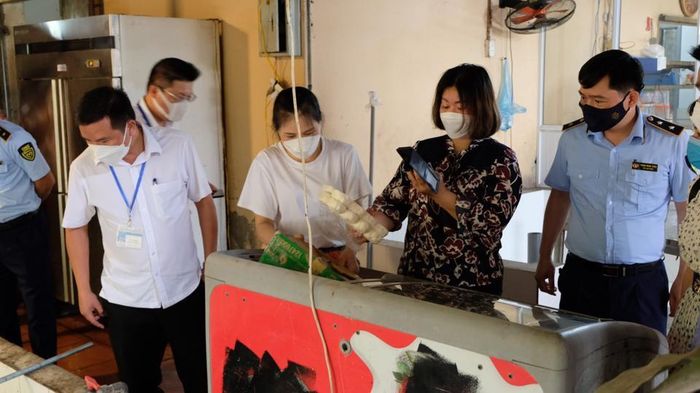Cùng với công tác kiểm tra, xử lý vi phạm, hoạt động tuyên truyền, truyền thông về an toàn thực phẩm cũng được triển khai bằng nhiều hình thức. Ảnh: PV