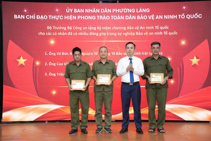 3 cá nhân trên địa bàn phường Láng được tặng kỷ niệm chương Bảo vệ An ninh Tổ quốc. Ảnh: Phạm Mạnh