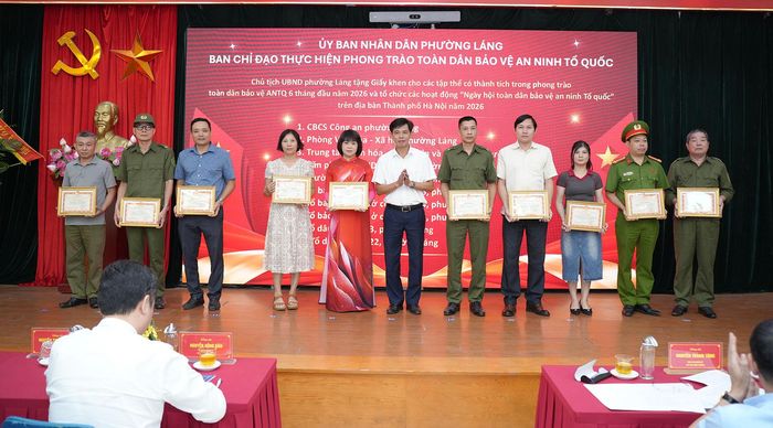 10 tập thể vinh dự nhận giấy khen của Chủ tịch UBND phường Láng. Ảnh: Phạm Mạnh
