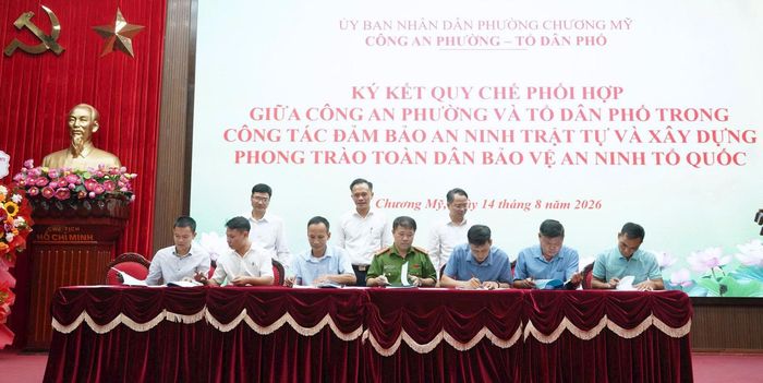 Lãnh đạo phường Chương Mỹ chứng kiến lễ ký Quy chế phối hợp giữa Công an phường và tổ dân phố về bảo đảm an ninh trật tự. Ảnh: Lan Oanh