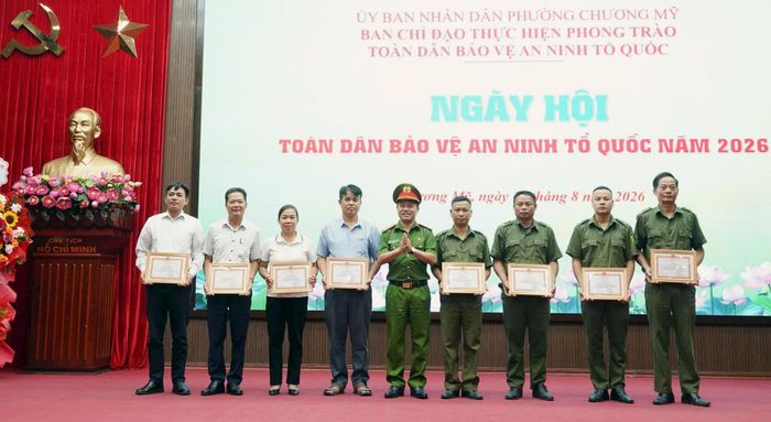 Phường Chương Mỹ khen thưởng tập thể, cá nhân có thành tích trong phong trào Toàn dân bảo vệ an ninh Tổ quốc. Ảnh: Lan Oanh