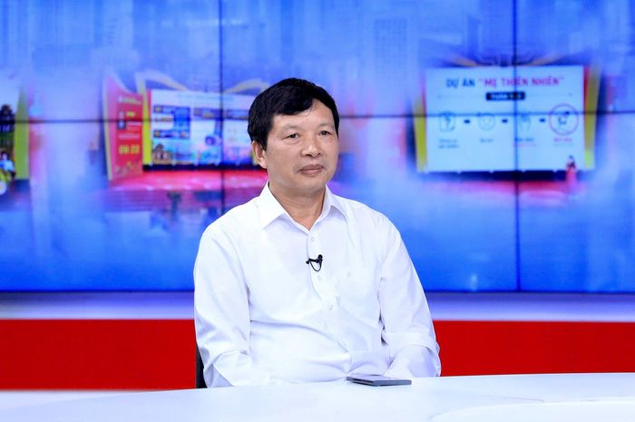 TS Lương Ngọc Vĩnh, Trưởng Khoa Tuyên truyền (Học viện Báo chí và Tuyên truyền) trao đổi tại Chương trình. Ảnh: Quang Thái
