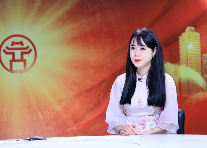 Hiệu trưởng Trường THCS Nguyễn Phong Sắc (phường Bạch Mai) Nguyễn Lan Phương trao đổi tại Chương trình. Ảnh: Quang Thái