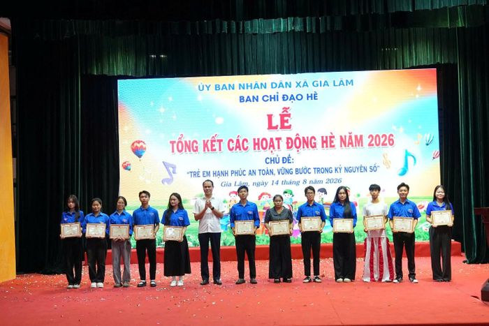 Lãnh đạo xã Gia Lâm khen thưởng các cá nhân có thành tích trong tổ chức hoạt động hè 2026. Ảnh: P.V