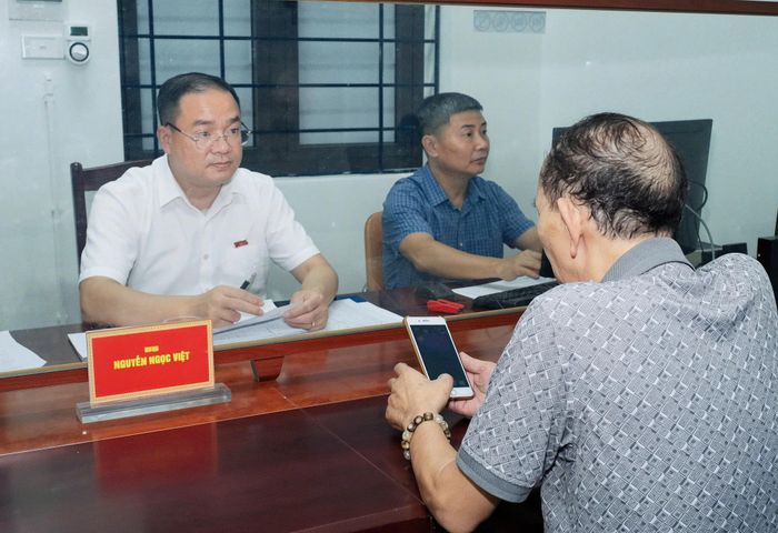 Đại biểu chuyên trách Nguyễn Ngọc Việt tiếp công dân theo quy chế. Ảnh: Bảo Chi
