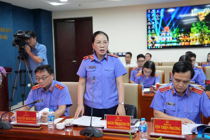 Bà Hoàng Thị Quỳnh Chi, Kiểm sát viên Viện Kiểm sát nhân dân Tối cao điều hành nội dung thảo luận. Ảnh: Phương An