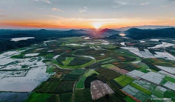 Toàn cảnh Cánh đồng lúa dưới chân núi lửa đèo 25, xã Nâm Nung, tỉnh Lâm Đồng. (Ảnh tư liệu)