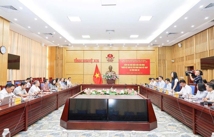 Thứ trưởng Bộ Ngoại giao Lê Thị Thu Hằng làm việc với tỉnh Nghệ An về cuộc vận động "Người Việt Nam ưu tiên dùng hàng Việt Nam". (Ảnh: Uỷ ban NNVNVNONN)