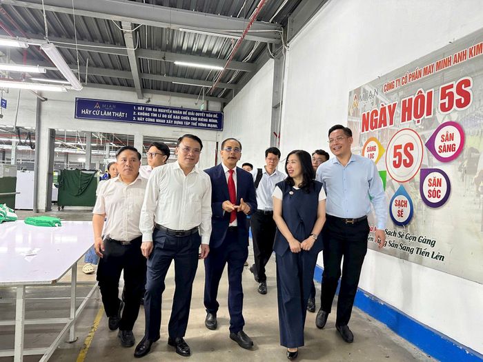 Đoàn đi thăm doanh nghiệp của kiều bào Đức tại tỉnh Nghệ An. (Ảnh: Uỷ ban NNVNVNONN)