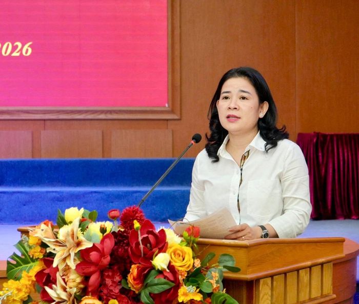 Phó Bí thư Thường trực Đảng ủy phường Thanh Xuân Trần Thị Thu Hà phát biểu tại hội nghị. Ảnh: Tùng Lâm