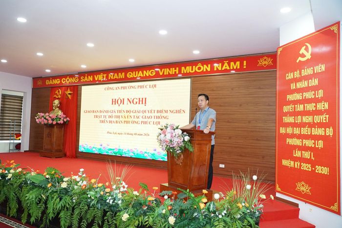 Phó Chủ tịch UBND phường Phúc Lợi Nguyễn Thế Tuấn phát biểu chỉ đạo hội nghị. Ảnh: Nguyễn Bình.