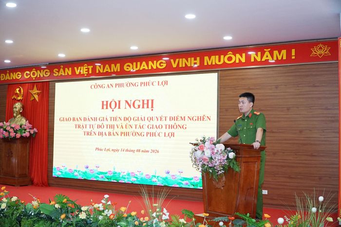 Đồng chí Trung tá Đỗ Hữu Phúc - Trưởng Công an phường điều hành hội nghị. Ảnh: Nguyễn Bình.