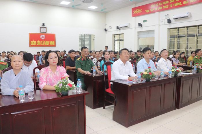 Các đồng chí lãnh đạo xã Bình Minh cùng đông đảo lực lượng an ninh cơ sở và người dân địa phương tại Ngày hội toàn dân bảo vệ ATTQ xã Bình Minh năm 2026. Ảnh Đ. Đạt