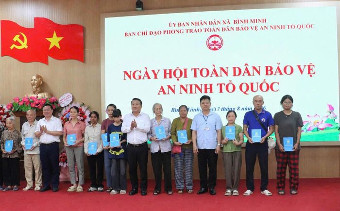 Lãnh đạo xã Bình Minh tặng Giấy khen cho các tập thể và cá nhân xuất sắc. Ảnh Đ. Đạt