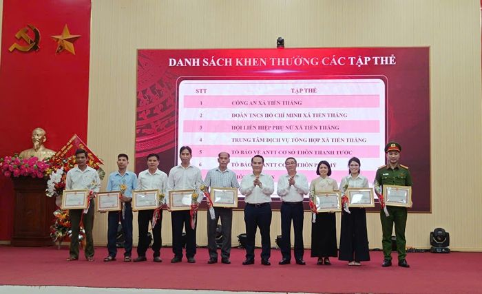 Lãnh đạo xã Tiến Thắng trao khen thưởng cho các tập thể có thành tích trong phong trào. Ảnh PV