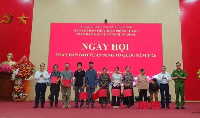 Tại Ngày hội, Ban Tổ chức đã tặng quà cho các gia đình chính sách, gia đình có hoàn cảnh khó khăn trên địa bàn. Ảnh PV