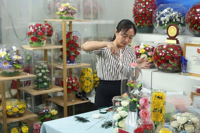 Nghệ nhân trực tiếp thực hiện quy trình sáng tạo sản phẩm hoa bất tử trên sóng livestream. Ảnh: PV