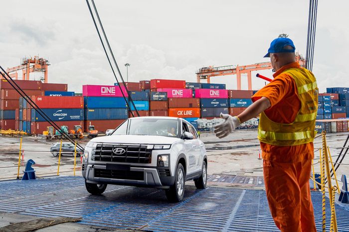 Mẫu Hyundai Creta được đưa lên tàu. Ảnh: PV 
