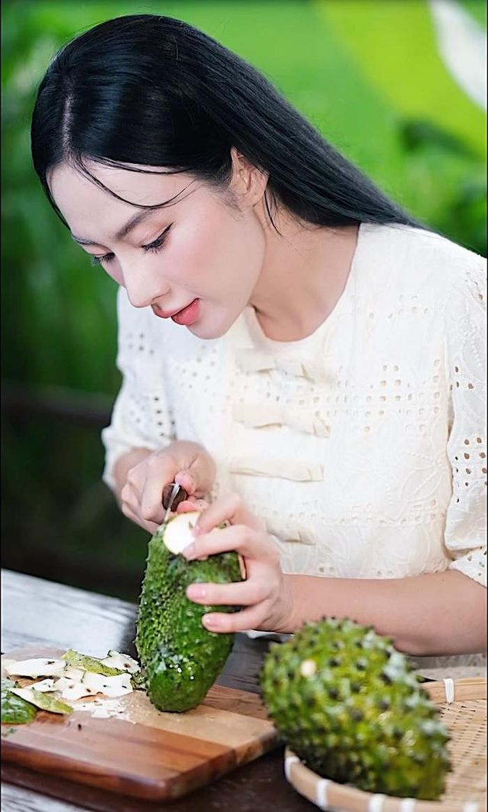 Tuy nhiên, hiện nay vóc dáng của Angela Phương Trinh đã thay đổi và không được nữ tính như xưa.