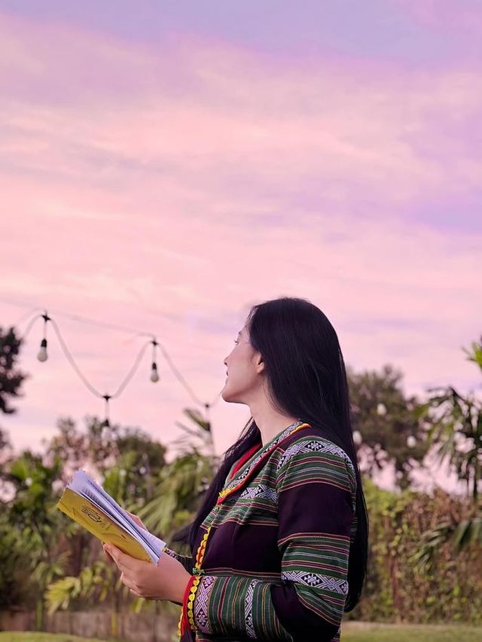 Không chỉ có tài năng diễn xuất, cô gái sinh năm 1995 còn yêu thích lĩnh vực âm nhạc. Đa tài, xinh xắn nên từ nhỏ Angela Phương Trinh có ước mơ lớn với cuộc thi Hoa hậu Việt Nam. Tuy nhiên, khi chưa bước sang tuổi trưởng thành, Angela Phương Trinh đã khiến khán giả thất vọng khi vướng phải một loạt scandal về đời tư.