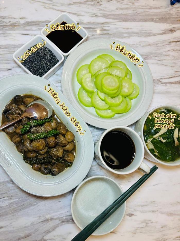 Món canh rau ngót nấu cùng nấm bào ngư thanh mát, ngon miệng, cung cấp chất xơ tốt cho tiêu hóa, từ đó giúp cơ thể nhẹ nhàng, dễ chịu. Nấm kho tiêu đậm đà vừa đưa cơm vừa bổ sung lượng protein thực vật cùng hàm lượng cao chất chống oxy hóa, có lợi cho sức khỏe lẫn sắc vóc. Món bầu luộc mát lành được Hồ Quỳnh Hương ăn kèm mè đen và dầu mè giúp hương vị thêm thơm ngon, bổ dưỡng. Hồ Quỳnh Hương nói nhiều người lo ngại ăn thuần chay không đủ dưỡng chất, song cô cho rằng chỉ cần biết kết hợp ngũ cốc, hạt, rau, nấm sẽ đáp ứng đủ các nhóm dinh dưỡng cơ thể cần. Thông tin trên Ngôi sao.