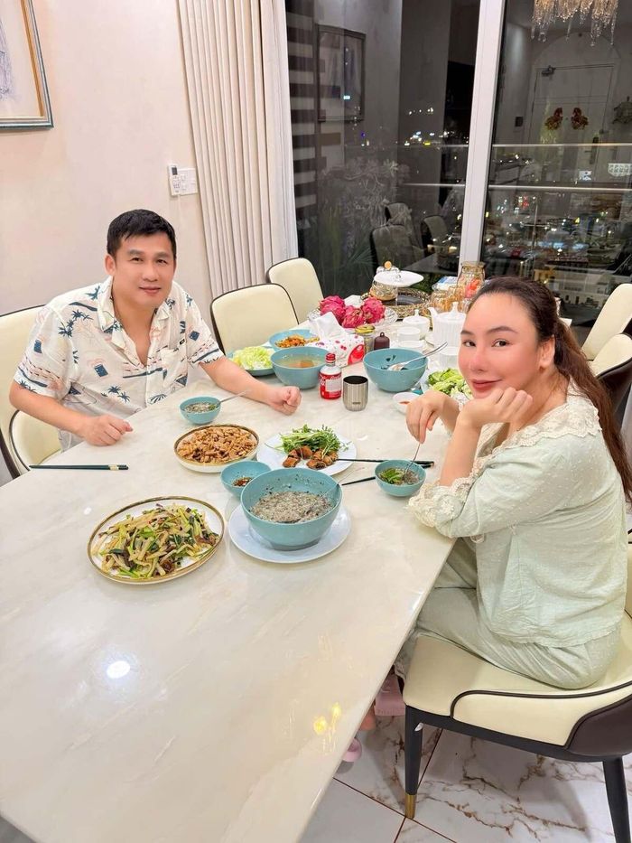 Hồ Quỳnh Hương và ông xã đều duy trì lối sống thuần chay từ nhiều năm nay. Trong thực đơn tiệc cưới năm 2025, Hồ Quỳnh Hương và ông xã cũng chiêu đãi khách mời nhiều món chay độc đáo. Cô quan niệm ăn chay là cách để chữa lành, chăm sóc và yêu thương cơ thể nhiều hơn mỗi ngày. Hồ Quỳnh Hương nói nhiều người lo ngại ăn thuần chay không đủ dưỡng chất, song cô cho rằng chỉ cần biết kết hợp ngũ cốc, hạt, rau, nấm sẽ đáp ứng đủ các nhóm dinh dưỡng cơ thể cần.