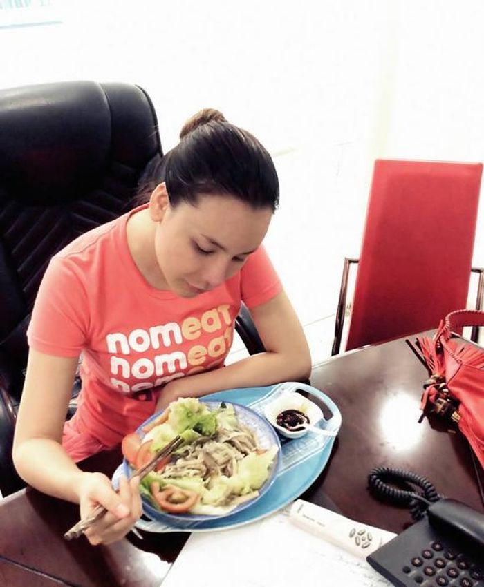 Hồ Quỳnh Hương từ lâu được nhiều người biết đến việc ăn chay trường. Cũng chính nhờ việc ăn chay, niệm Phật, ngồi thiền mà nhiều năm qua, nữ ca sĩ tận hưởng cuộc sống bình yên, không bon chen trong showbiz Việt. Thông tin trên VTC New.