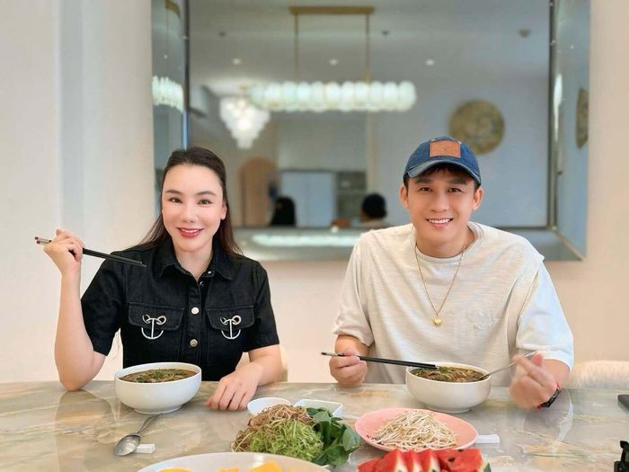 Theo đuổi chay trường nhiều năm nay, Hồ Quỳnh Hương quan niệm ăn chay là cách để chữa lành, chăm sóc và yêu thương cơ thể nhiều hơn mỗi ngày. Cô thường vào bếp làm những món chay đơn giản, đủ dinh dưỡng, tốt cho sức khỏe thể chất lẫn tinh thần. Ca sĩ cho biết trên Ngôi sao: Bữa cơm chay đủ dinh dưỡng gồm cơm gạo lứt hạt sen, nấm kho tiêu xanh, bầu luộc chấm mè đen và dầu mè, canh nấm bào ngư rau ngót.