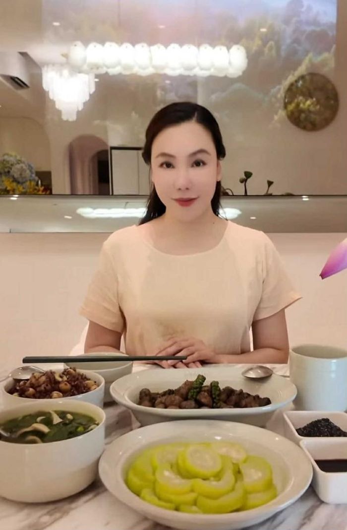 Trên VTC News cô từng chia sẻ: Cơm gạo lứt là nguồn tinh bột lý tưởng, vừa giúp no lâu, vừa hạn chế gia tăng đường huyết.