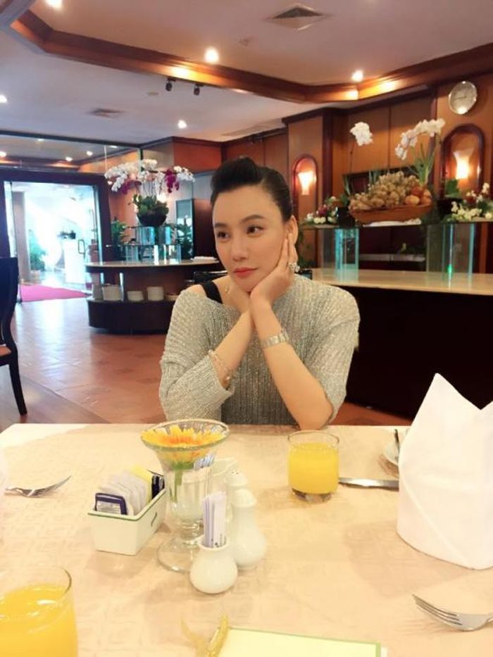 Lựa chọn việc ăn chay không chỉ giúp Hồ Quỳnh Hương có được làn da khoẻ mạnh, vóc dáng thanh mảnh mà còn giúp nữ ca sĩ thấy an lành và nhẹ nhàng hơn trong cuộc sống thường ngày.
