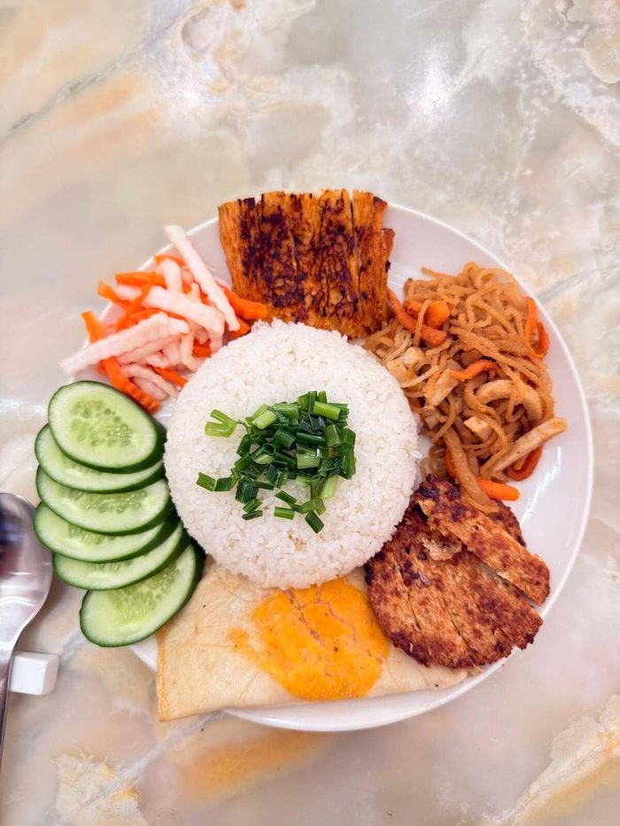 Hồ Quỳnh Hương từng trổ tài làm cơm tấm chay đãi ông xã - doanh nhân Hoàng Công Thành. Đĩa cơm tấm được ca sĩ 8X bày biện nhiều màu sắc, bắt mắt. Sườn cùng chả chay nướng xém cạnh. Bì chay làm từ cà rốt, củ sắn... bào sợi trộn thính gạo dậy mùi thơm. Cơm tấm rưới mỡ hành, ăn kèm dưa leo thanh mát cùng đồ chua giúp cân bằng hương vị.
